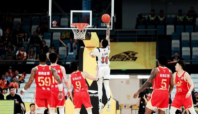 CBA男篮动态更新!带来广东男篮胡明轩、北京男篮赵睿以及辽宁男篮最新消息