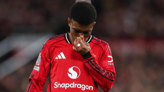 曼联主场被利兹联2-1掀桌，VAR因"抓马尾"罚下马丁内斯