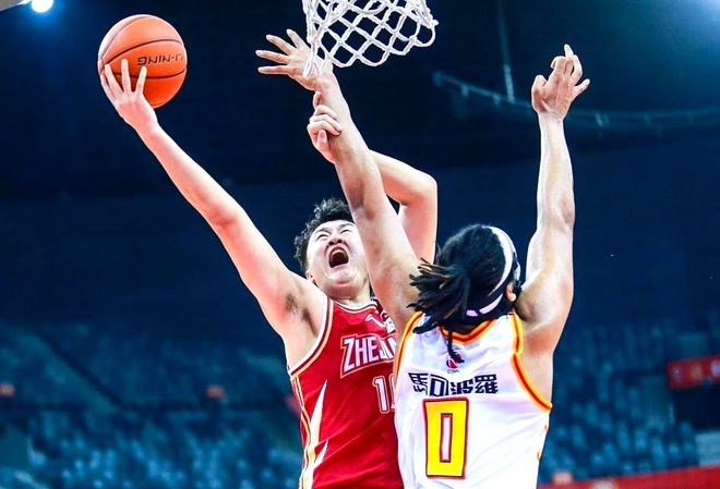 出战15分钟，顶薪中锋0出手一个篮板抢不到，球迷：麻烦你退役吧