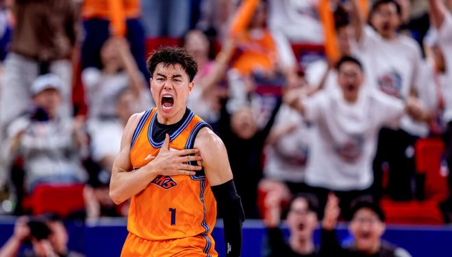 推搡李添荣与球迷击掌之人是首钢副总?样貌神情差异较大