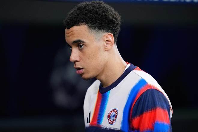 记者：格纳布里受膝伤困扰，穆西亚拉可能在主场战皇马时首发