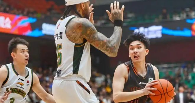 齐鲁德比憾负！山东男篮75-80辽宁，三连败困境中藏着突围微光