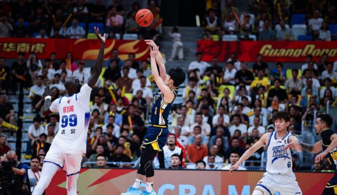 15分大逆转!广东男篮众志成城,徐杰再现MVP水准