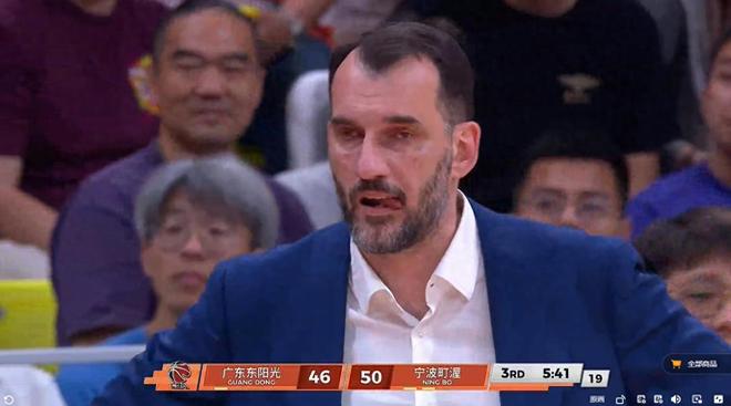 立功了!最后6秒送出血帽,保住胜利,球迷怒赞:拯救了广东队