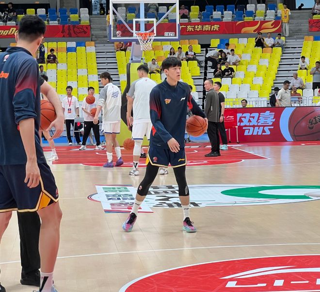 广东赛前突发两动态!杜锋因肠胃不适缺席,胡明轩终于伤停休息!