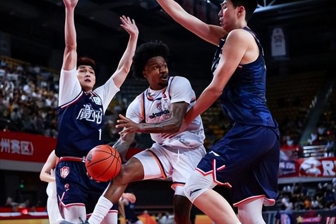 上海队20连胜颤颤巍巍，大王命中唯一关键罚球，卢伟指导正式表态