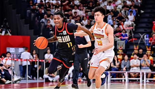 太强了！单场砍45分15篮板14助攻，这可是小后卫啊，杜锋羡慕吗？