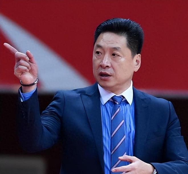 他是朱芳雨恩师，7夺CBA冠军，却在上海晚节不保，儿子成他的骄傲