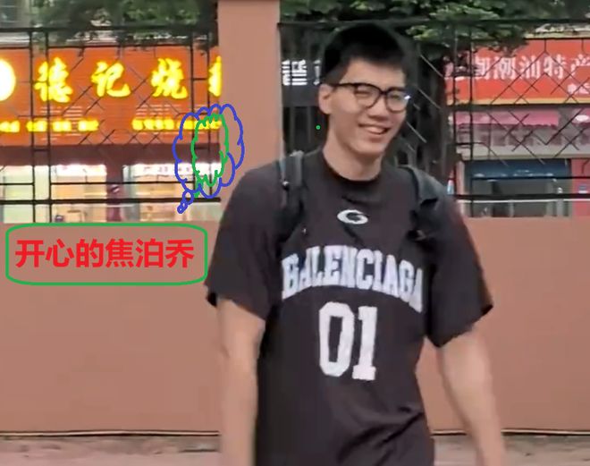 焦泊乔投入训练！笑容满面，开心给球迷签名