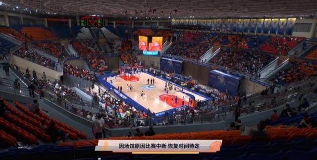 新疆主场球馆漏水 比赛已被迫中断超40分钟！