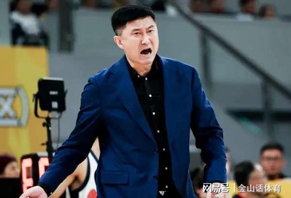 你可是国字号啊！7投1中+4犯规+假摔，解说：篮框都让他砸歪了