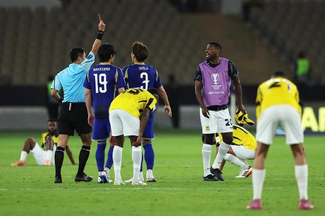 马宁无缘主哨亚冠决赛！被裁委会取消资格，八强战判罚引巨大争议