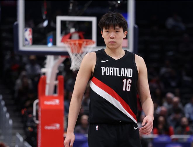 杨瀚森4分无缘对位偶像！掘金狂胜开拓者54分 约基奇32+9+7