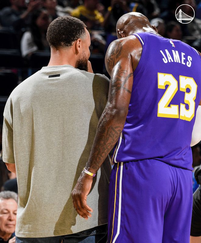 君临天下滑翔劈扣！41岁勒布朗26+11+7提前打卡：小指受伤无影响