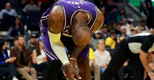 詹姆斯谈手部伤势：有点问题但问题不大