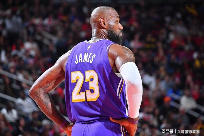 准三双带队赢球,给东里俩后辈打个样,真超巨必须收放自如