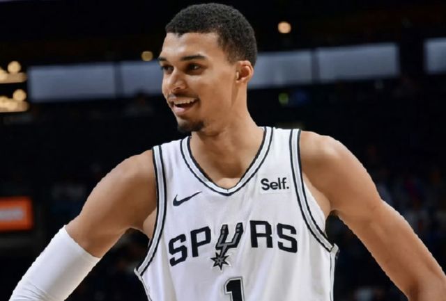 26分钟40分！肋骨挫伤？文班用一场生死战震撼全联盟