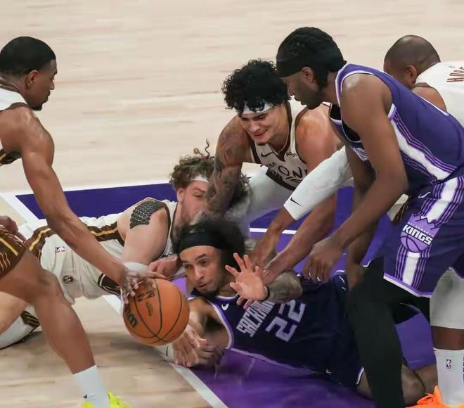 库里哑火与青年军逆袭：国王124-118逆转勇士