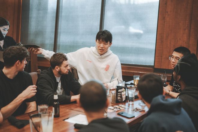 都是好兄弟!杨瀚森请混音全队吃饭 和G联赛教练队友们有说有笑