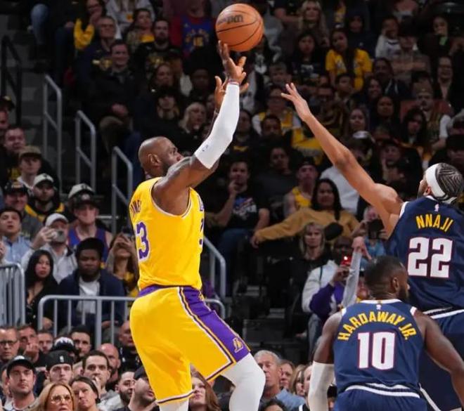 湖人输球我没输,詹姆斯狂更六条动态:庆祝自己登顶投篮历史第一