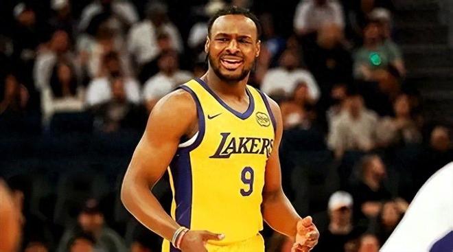 父亲是NBA传奇富豪，他拒绝躺平：布朗尼一记三分，打破所有质疑