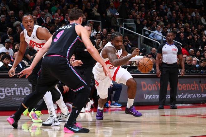 锁定连4年打附加赛!热火遭猛龙三杀 巴恩斯25+8+5热巴13中2