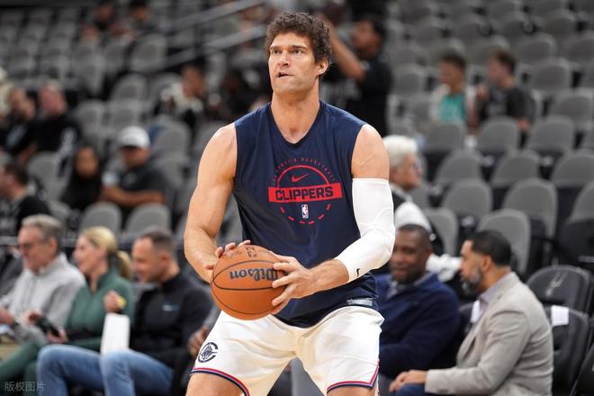 马刺29分超级逆转，小卡空砍30+9！福克斯立功，文班亚马是头怪兽