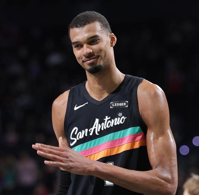 文班40+13+5榜眼超越魔术师,弗拉格33分难救主,马刺横扫独行侠