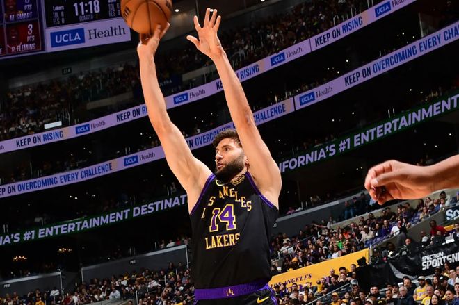 表现依然没有任何的起色,湖人到底敢不敢裁掉这位替补中锋?