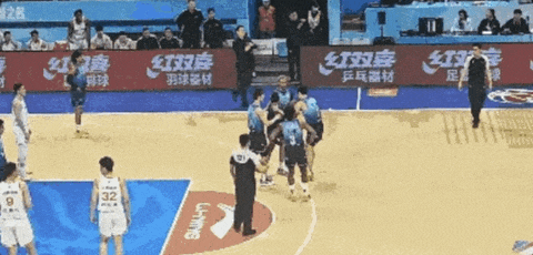 17岁赚了一百万美元,25岁被CBA裁员