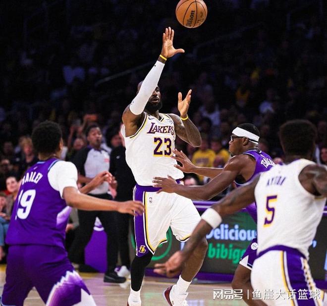 湖人大胜!老詹18+6半场打卡,艾顿两人爆发,布朗尼11+4生涯新高