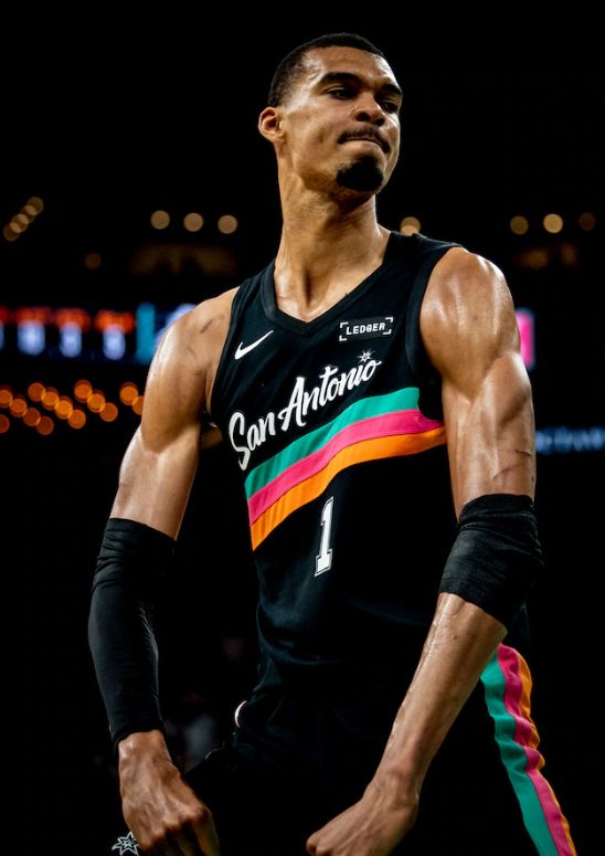 神射单节17分文班27+10+4封盖，小卡独木难支，马刺25分逆转快船