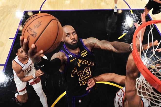 近3战场均28+7+12!当全联盟把湖人当软柿子,詹姆斯却在创造奇迹