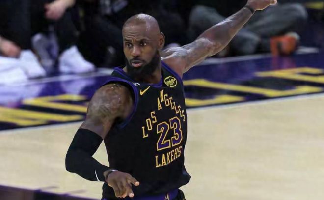 布朗尼爆发！湖人131-107胜爵士，詹姆斯18+4+6+3，八村塁22+10+1