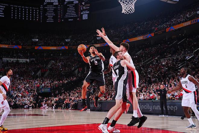 马刺逆转开拓者2-1 文班缺阵榜眼秀27+10杨瀚森1板