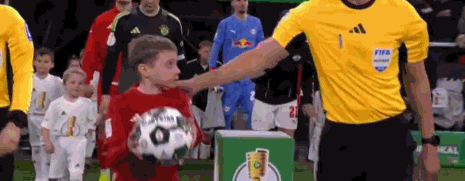 半场：拜仁0-0莱比锡，鲍姆加特纳破门被吹，凯恩射门被扑