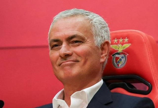 球报：穆帅战欧冠次回合赛前不接受采访，这是他被罚后的惯例