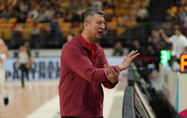 中国男篮正式官宣!世预赛14人名单公布,高诗岩留队,庞峥麟落选