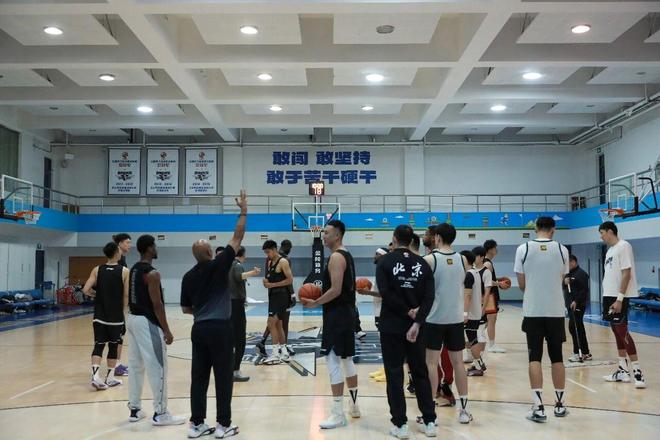 胜利的振奋!大家伙儿训练场卷起来啦!