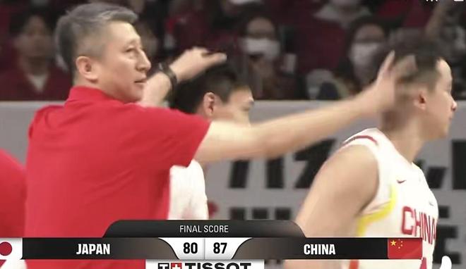 不忍了！央视解说怒斥裁判，国际篮联未启动调查，日媒分裂成两派