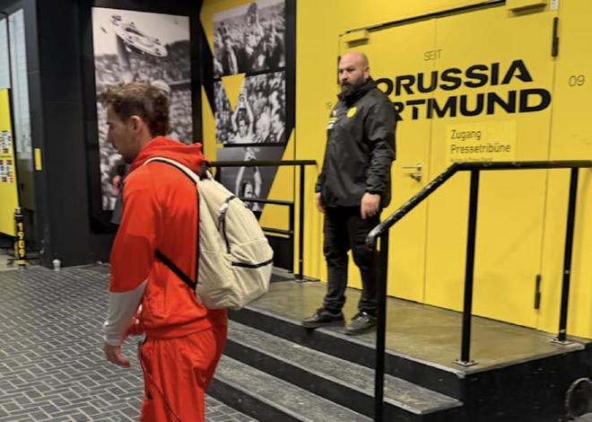 在德国国家德比中仅出场三分钟,格雷茨卡赛后情绪低落