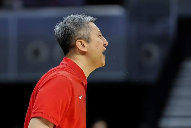 中国男篮更衣室曝光！逆转功臣透露内情，3人哭了，包括篮协主席