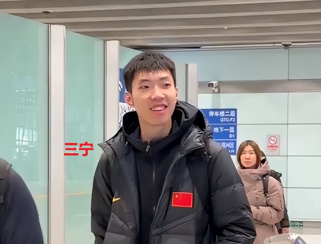 中国男篮抵达国内!大批球迷接机,赵睿、廖三宁笑得很灿烂