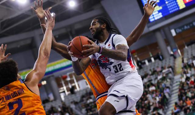 山东男篮全力横扫广州男篮!超级外援或上演首秀,邱彪要杀进前四