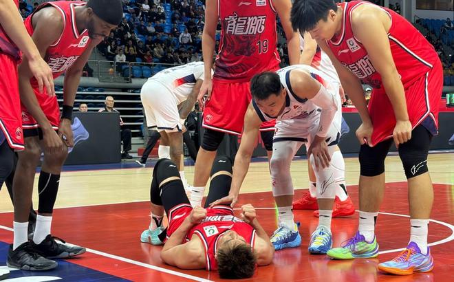 前交叉韧带断了!郭艾伦深夜回应,职业生涯转折,感人4字齐刷屏