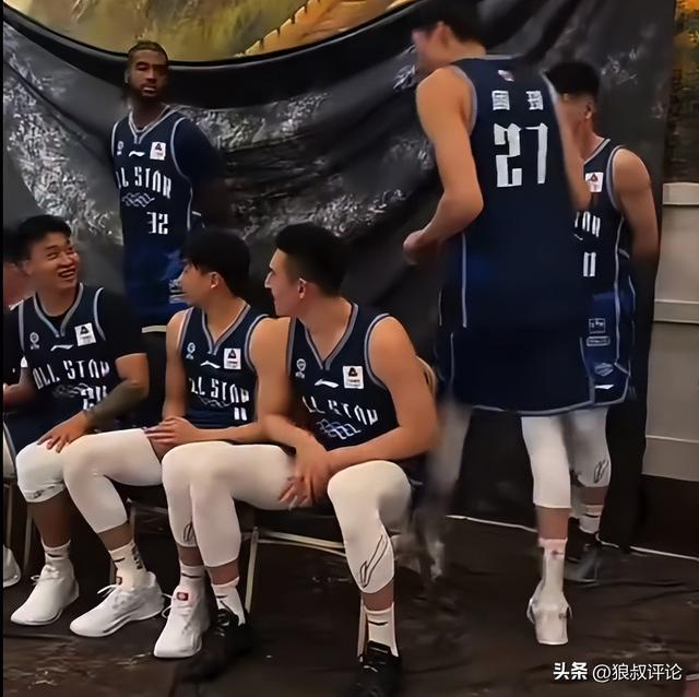 有梗!周琦北区全明星合照被调侃“脓包”反击:我不是 赵睿才是