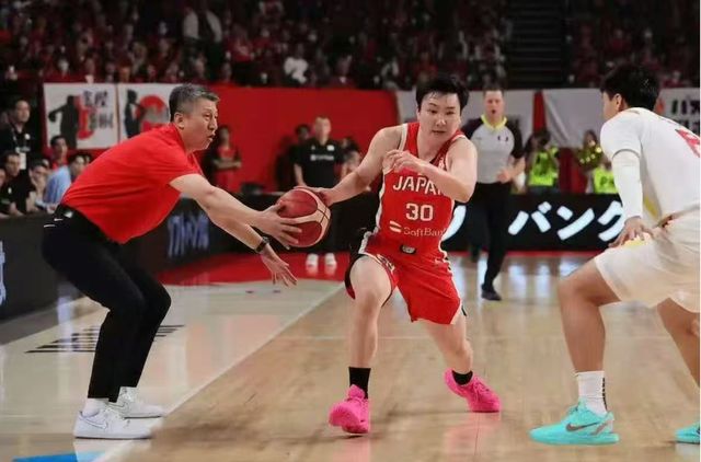 郭士强幽默回应:打日本队时的抢断,我碰到球了!他运球幅度过大