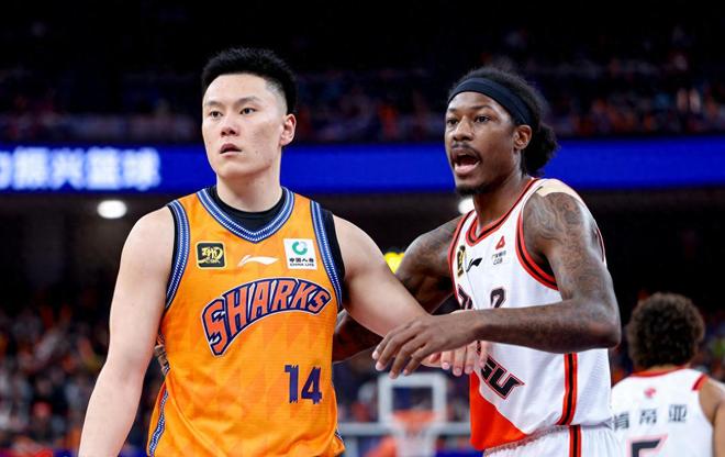 王哲林队友拿顶薪?25岁迎3惊喜,合同剩5个月,待遇不输张镇麟