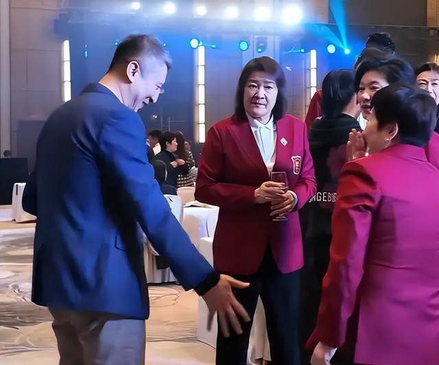 好样的!中国男篮主帅大方承认抢断日本库里,言外之意不是故意的