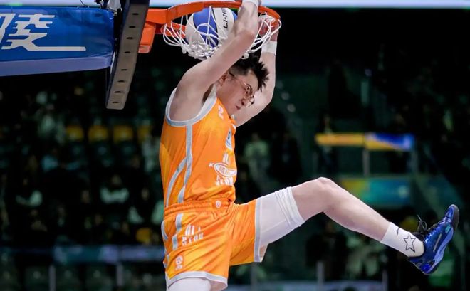 CBA扣篮大赛:外卡张鼎岩三扣满分 加赛压俞泽辰两次满分夺冠